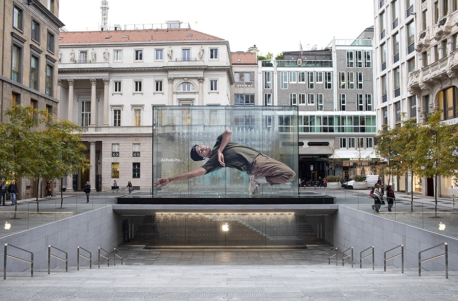 Apple quảng bá AirPods Pro bằng chiến dịch quảng cáo ngoài trời ấn tượng Q6